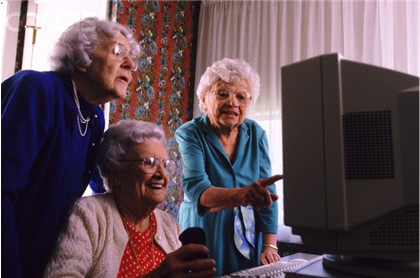 Computer-Games-to-Stimulate-Brain-Function-in-Seniors-Senior-women-playing-computer.jpg