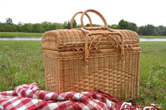 What to Pack in a Picnic Basket